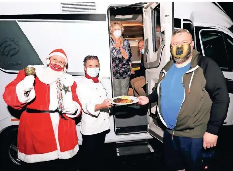  ?? FOTO: DORO SIEWERT ?? Nikolaus Markus Saxert und Mario Romanowski tischten für Inge Heimbrock, Andreas Pförtner und Jörg Heimbrock auf.