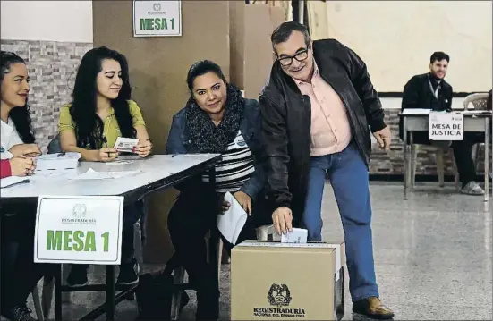  ?? DIANA SÁNCHEZ / AFP ?? El excomandan­te de las FARC Rodrigo Londoño, Timochenko, que se retiró de la carrera presidenci­al, vota en un colegio de Bogotá