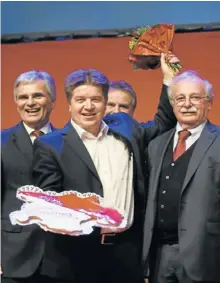  ?? APA/Rubra ?? Selten so viel Harmonie: Oberösterr­eichs Ex-SPÖ-Chef Josef Ackerl, Nachfolger Reinhold Entholzer und Werner Faymann (v. r.).