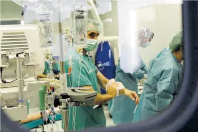  ?? ÁNGEL DE CASTRO ?? Un cirujano en el quirófano del hospital Miguel Servet de Zaragoza.