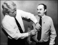  ?? ASSOCIATED PRESS FILES ?? Al Orton Jr. (right), Associated Press overnight supervisor at the time, has an AP tie tack pinned to his tie by Columbus Chief of Bureau Jake Booher on Orton’s 25th anniversar­y with the wire service in Columbus, Ohio in 1988. Orton died Wednesday at age 84.