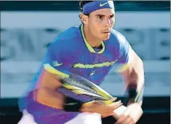  ?? GABRIEL BOUYS / AFP ?? Rafa Nadal se lanza a por una bola