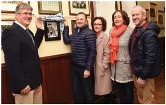  ?? Photos by Michelle Cooper Galvin ?? The family of the late Billy and Nancy Kennedy Paul, Aileen, Marie and Aiden Kennedy with (left) Ed O’Neill St Brendan’s College unveiling the framed photograph of Billy and Nancy at St Brendan’s College, Killarney on Wednesday.