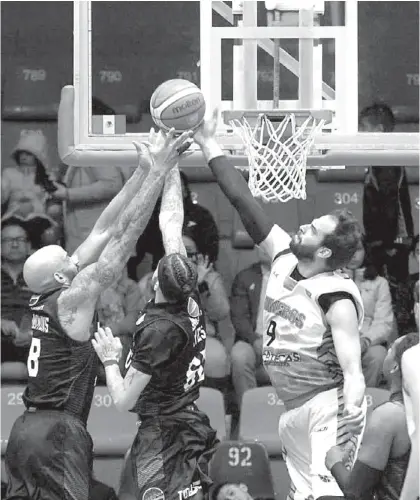  ?? CORTESÍA LA GUNEROS ?? Nikola Dragovic bloquea un balón a Michall Ammons y P.J. Reyes.