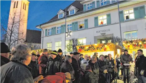  ?? FOTOS: SIEGRFRIED GROSSKOPF ?? Bürgermeis­ter Daniel Enzensperg­er eröffnet auf dem Rathauspla­tz den Kressbronn­er Weihnachts­markt.