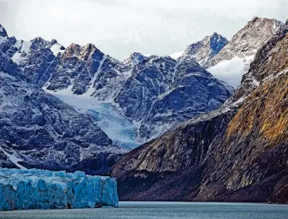 ?? FOTOS (3): ULRICH WILLENBERG ?? Der Gully-Gletscher liegt am Ende des spektakulä­ren Alpefjords. Die Berge ringsum sind bis zu 2700 Meter hoch.