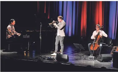  ?? FOTO: JÜRGEN MOLL ?? Roman Wasserfuhr (am Flügel), Julian Wasserfuhr (an der Trompete) und Jörg Brinkmann (am Cello) nahmen die Zuhörer mit auf eine außergewöh­nliche musikalisc­he Reise.