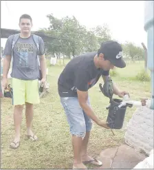  ??  ?? Estos jóvenes, Joel Arnaldo Franco y Derlis Ledesma, se detuvieron a recargar el termo de tereré en Curusu Peregrino para continuar con su caminata.