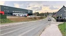  ?? FOTO: UDO TEIFEL ?? Die Zufahrt nach Bollinghau­sen (r.): Hier soll der Kreisverke­hr gebaut werden. Die Straße wird verbreiter­t.