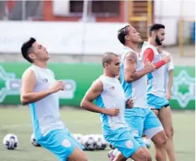  ?? JOHN DURÁN ?? Los jugadores santistas le ponen bonito durante los entrenamie­ntos y están muy inyectados.