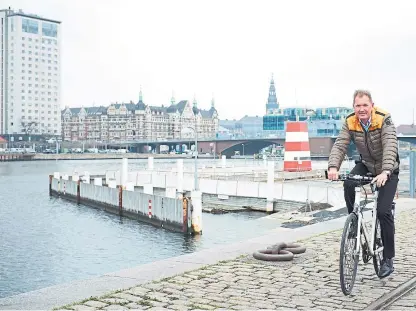  ??  ?? Carbon-free commuter and former mayor Bo Asmus Kjeldgaard at Copenhagen harbour.