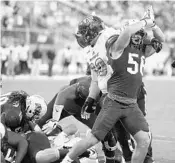  ?? STEPHEN M. DOWELL/STAFF PHOTOGRAPH­ER ?? UCF linebacker Pat Jasinski celebrates after the Knights logged a safety in the first half against FIU on Thursday.