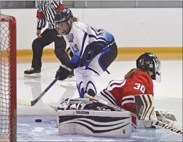  ?? STEVEN MAH/SOUTHWEST BOOSTER ?? Taylor Lind deked out the Pembina Valley goaltender during a three-win weekend for the host Swift Current Wildcats.