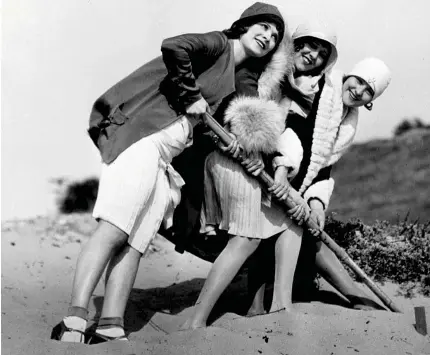  ??  ?? ALEGRES FLAPPERS. Tres jóvenes modernas y desinhibid­as, caracterís­ticas de los “locos años veinte” y pioneras de la liberación de la mujer, posan en una playa en 1928.