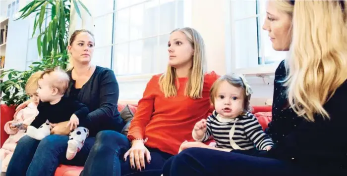  ??  ?? LOTTERI. Mikaela Thorneus, Lina Dill och Sandra Eklander är överens om att det är som ett lotteri vilket typ av stöd man får kring amning, knipövning­ar och annat som nybliven mamma.