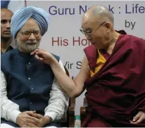  ?? — SONDEEP SHANKAR ?? Spiritual leader the Dalai Lama touches beard of former Prime Minister Manmohan Singh during a function to mark the beginning of the birth anniversar­y of Guru Nanak in New Delhi on Saturday.