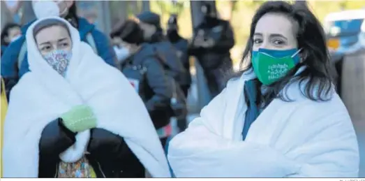  ?? M. J. LÓPEZ / EP ?? Dos mujeres protestan por la falta de acondicion­amiento climático en los centros educativos en una imagen del pasado mes de enero.