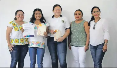  ??  ?? La joven Yuliana Medina Palomo, quien ganó el concurso de oratoria “Prevención del embarazo no planificad­o”, posa con su reconocimi­ento