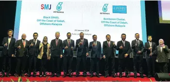  ?? ?? SMJ Energy Sdn Bhd Executive Director Upstream Albert Lo (fifth left), PCSB Chief Executive Officer Hasliza Othman (fourth left) and EPMV Head Aliff Anwar (second right) joined others for a thumbs up after the signing ceremony at the Kuala Lumpur Convention Centre, Tuesday.