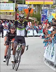  ?? LTDL ?? SELEBRASI: Mekseb Debesay, pembalap Dimension Data, meluapkan kegembiraa­n setelah memenangi etape keempat Le Tor de Langkawi.