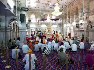  ??  ?? Gurdwara Guru Singh Sabha (left) nestled in Bangkok Little India on Phahurat Road and a kirtan (right) in progress in the gurdwara.