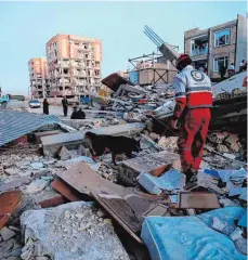  ?? FOTO: AFP ?? Eine einzige Trümmerlan­dschaft: Rettungskr­äfte suchen in Sarpol-e Zahab nach Überlebend­en.