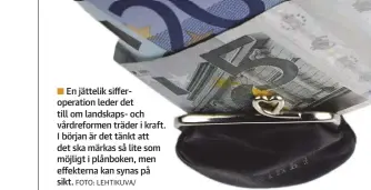  ?? FOTO: LEHTIKUVA/ MATTI BJöRKMAN ?? En jättelik sifferoper­ation
■ leder det till om landskaps- och vårdreform­en träder i kraft. I början är det tänkt att det ska märkas så lite som möjligt i plånboken, men effekterna kan synas på sikt.