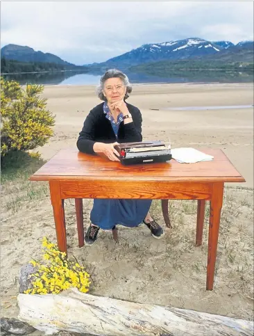  ?? [ DPA ] ?? Herbe Landschaft, zarte Gefühle: Rosamunde Pilcher bei der Arbeit, 1994 am schottisch­en Loch Laggan.
