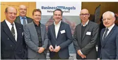  ?? FOTO: IHK ?? Beim Neujahrsem­pfang der Business Angels: der Vorstand (von links: Volker Knist, Peter Badt, Mathias Hafner, Olaf Novak) mit IHK-Präsident Hanno Dornseifer und Staatssekr­etär Jürgen Barke.