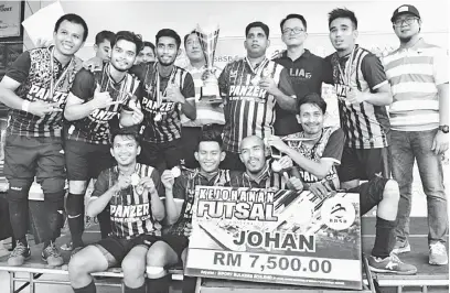  ??  ?? JUARA: Skuad SS Five yang muncul juara Kejohanan Futsal BBSB edisi ke-7 merakam gambar kenangan bersama Shamsuddin (tengah) dan hadiah dimenangi.