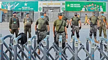  ?? —
AFP ?? Policemen stand guard outside the Rawalpindi Cricket Stadium in Rawalpindi on Friday after New Zealand called off their cricket tour of Pakistan over security concerns.