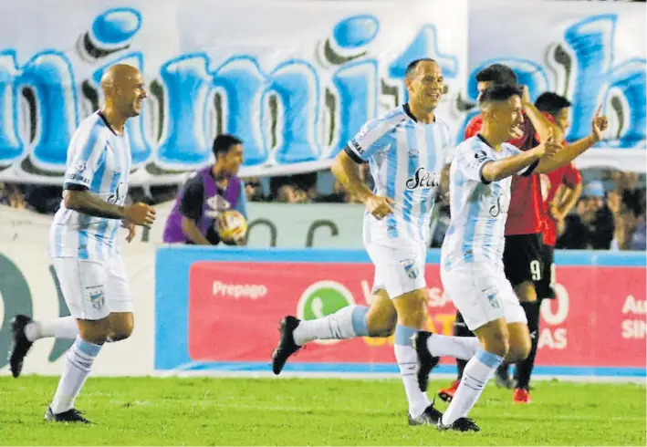  ?? FOTOREPORT­ER ?? Rodrigo Aliendro, otra vez verdugo del Rojo. El volante de Atlético festeja el primero de sus dos golazos. También le había convertido por Copa Argentina.