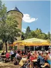  ??  ?? Der Biergarten auf Schloss Osterstein.