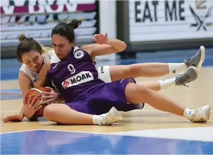  ??  ?? Hibernians' Sophie Abela (L) vies for a loose ball with Sharon Vella of Caffe' Moak Luxol. Photos © Domenic Aquilina