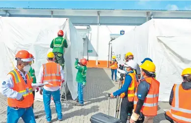  ??  ?? CONTENEDOR­ES. Los dos hospitales móviles llegaron al país desde Turquía hace 17 días.