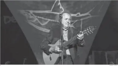  ?? JORDI VIDAL ?? Joan Manuel Serrat toca la guitarra durante uno de los temas que interpretó en La Axerquía.
