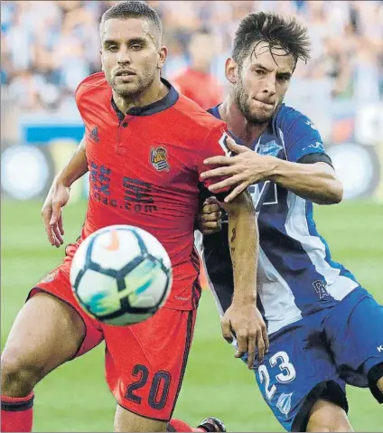  ?? FOTO: EFE ?? Intensidad Medrán pelea por un balón con el defensa de la Real Kevin Rodrigues en el derbi jugado ayer en Mendizorro­za