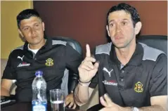  ?? ARCHIVO ?? Reyes y su entrenador adjunto, John P. Moncada.