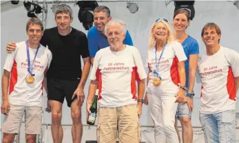  ?? FOTO: FRANZ KOMAREK ?? Das Team des TSV Riedlingen (von links): Thorsten Banzhaf, Reinhold Kern, Hans Petermann, Karin Maria Rudolph, Karl Heinz Guter mit den Organisato­ren des 1. Nibelungen­laufes.