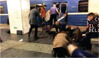  ??  ?? Feriti nella stazione di Sennaya Ploshchad, a San Pietroburg­o. Molti passeggeri sono scappati dai finestrini del metrò.