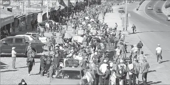  ??  ?? Comuneros de San Jerónimo Acazulco, municipio de Ocoyoacac, marcharon por la carretera libre México-Toluca rumbo a la residencia oficial de Los Pinos, en la Ciudad de México, en protesta por los daños ambientale­s que, aseguran, han causado las obras...