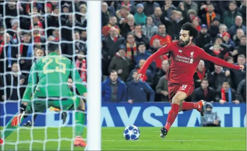  ??  ?? GOLEADOR. Salah remata ante Ospina para marcar su gol, el de la victoria del Liverpool ante el Nápoles en Anfield.