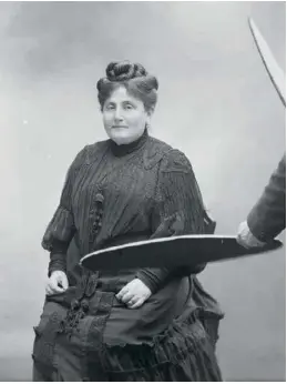  ??  ?? La mère de l’écrivain, Mme Adrien Proust née Jeanne Weil. Portrait de Paul Nadar (1904).