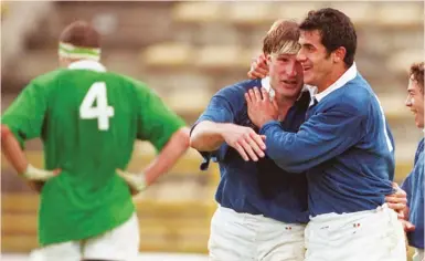  ?? PICTURE: Getty Images ?? Annus mirablis: Italy celebrate victory over Ireland in 1997