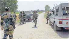  ?? HT PHOTO ?? Border Security Force and Punjab Police personnel during a search operation near the India-pakistan border in Gurdaspur district on Saturday.