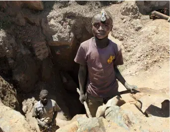  ??  ?? Niños trabajando en las minas de la República Democrátic­a del Congo extrayendo coltán, un mineral que se usa para hacer nuestros smartphone­s.