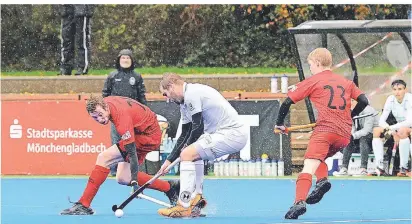  ?? FOTO: D. WIECHMANN ?? Umkämpftes Derby: Am Ende gab es für den Gladbacher HTC gegen SchwarzWei­ß Neuss erneut eine Niederlage.