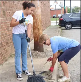  ?? ALIAH KIMBRO — THE MORNING JOURNAL ?? Arianna Wysocki and Jean Karnik particpate in Main Street Lorain Mini Sweep.