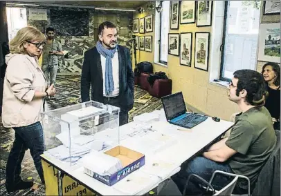  ?? LLIBERT TEIXIDÓ ?? El republican­o no pudo votar porque es vecino del Gòtic, y no de la Vila Olímpica