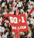 ?? Foto: Patrick Seeger, dpa ?? „50+1 erhalten“, fordern diese Fans des SC Freiburg. Wichtige Vertreter der 1. und 2. Bundesliga haben diese Bitte of fenbar erhört. Die Regel wird nicht abge schafft.